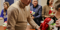 Детям из семей, испытывающих трудности, раздали подарки на елке в Бронницах - Regions.Ru
