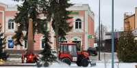 Бронницкие коммунальщики убирают снег на площади имени Тимофеева - Regions.Ru