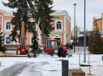 Бронницкие коммунальщики убирают снег на площади имени Тимофеева