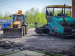 В Бронницах ремонтируют асфальт во дворе дома в Комсомольском переулке