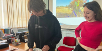 Пеленать «младенца» учили на необычном занятии в бронницком колледже - Regions.Ru