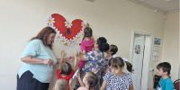Инсталляцию из сердец и ромашек выстроили в Бронницах на вдохновляющем мастер-классе - Regions.Ru