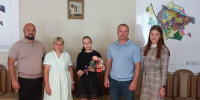 Глава Бронниц вручил ключи от квартиры девушке, оставшейся без попечения родителей - Regions.Ru