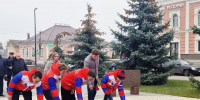 Цветы к Вечному огню возложили на главной площади Бронниц в честь Дня героев Отечества - Regions.Ru
