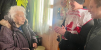 Цветы и подарки к зимним праздникам вручили единственному в Бронницах ветерану Великой Отечественной - Regions.Ru